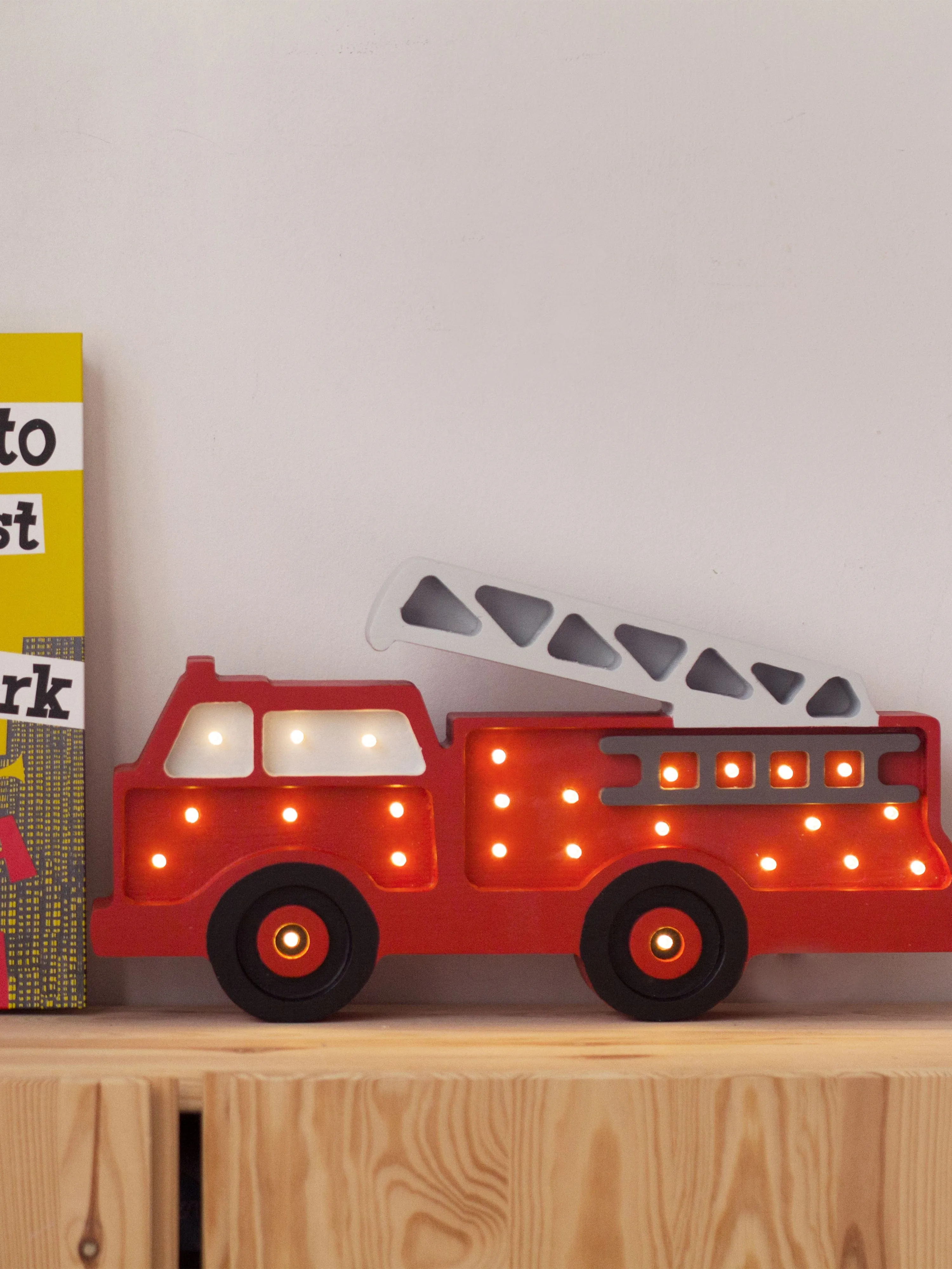 Little Lights Fire Truck Lamp in Red (23.5 x 36x5.5 cm)