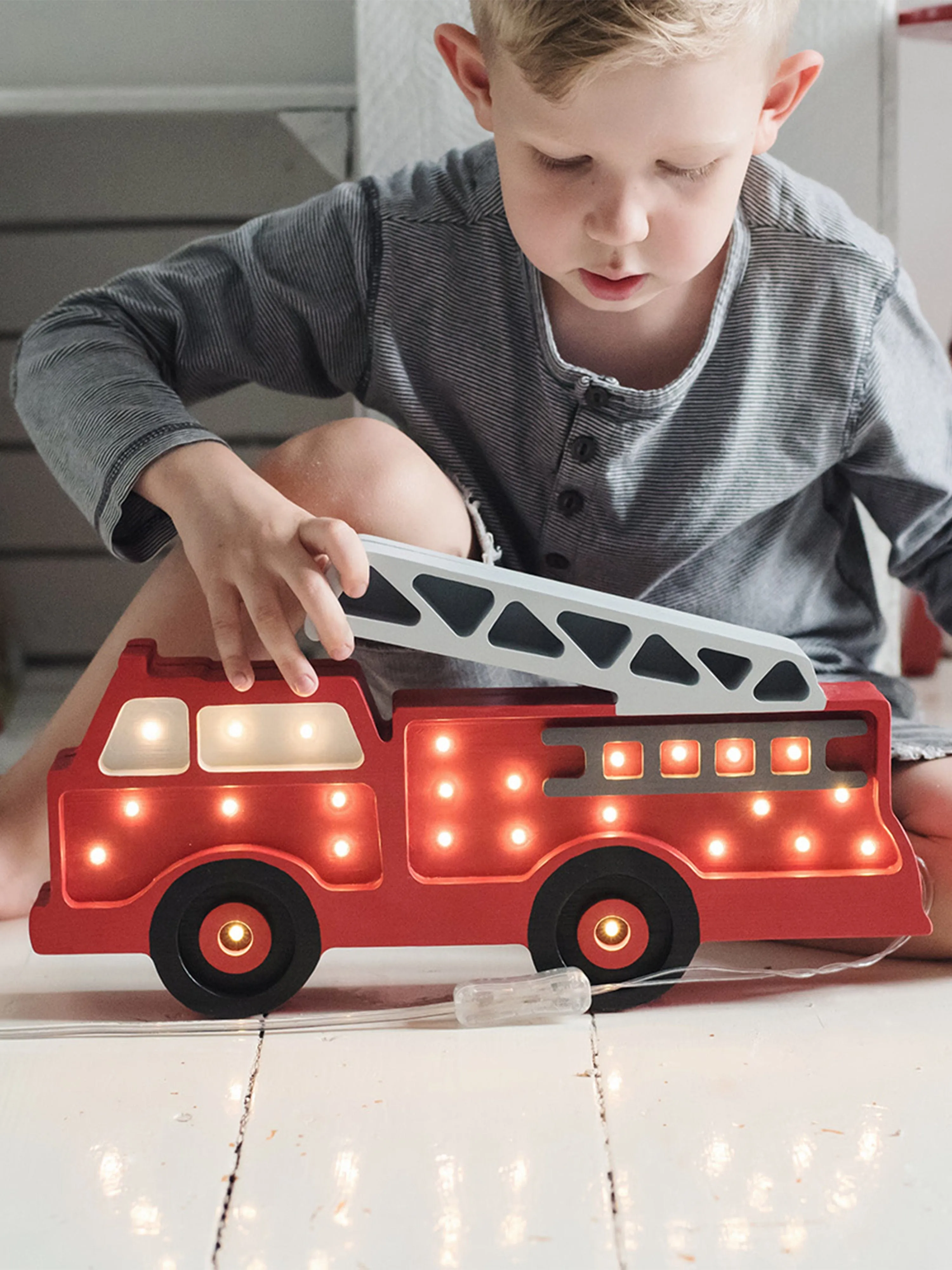 Little Lights Fire Truck Lamp in Red (23.5 x 36x5.5 cm)